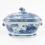 A Chinese soup tureen made of blue-white porcelain. (22 x 31 x 22 cm)