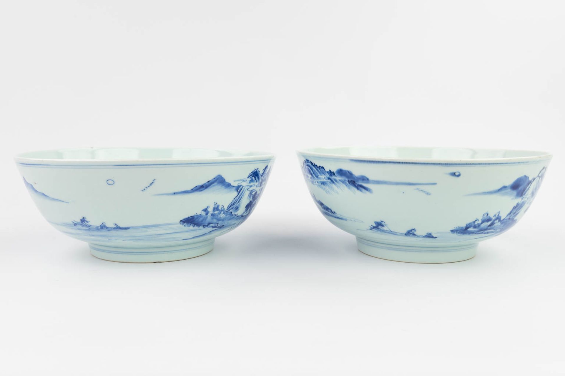 A pair of Chinese bowls made of blue-white porcelain (11 x 26,5 cm) - Image 15 of 17