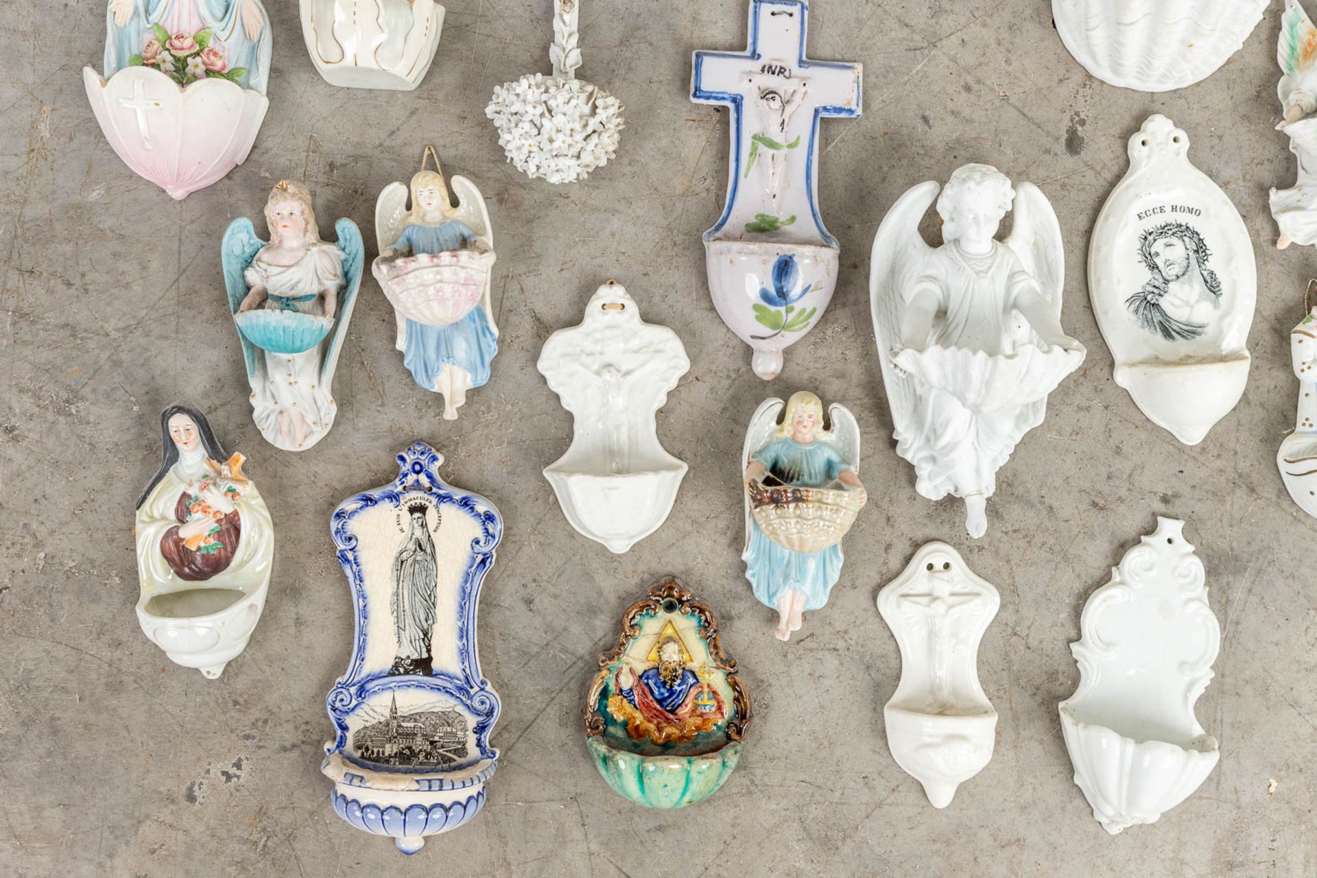 A collection of holy water fonts, made of ceramics, porcelain and wood. 20th C. (15 x 30cm) - Image 5 of 10