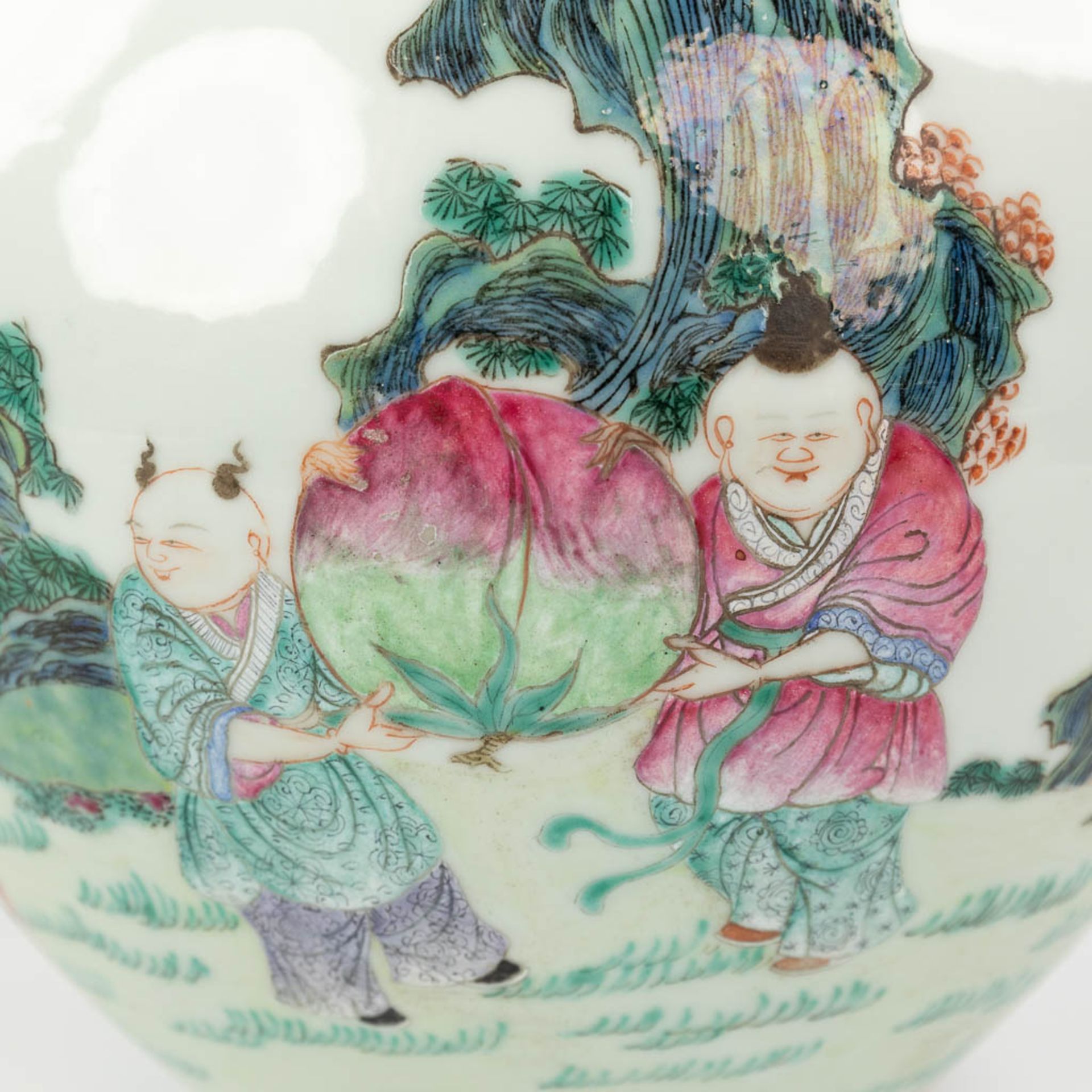 A Chinese vase, decorated with a wise man, lady and a deer, two boys with a peach. Marked Qianlong,  - Bild 7 aus 16