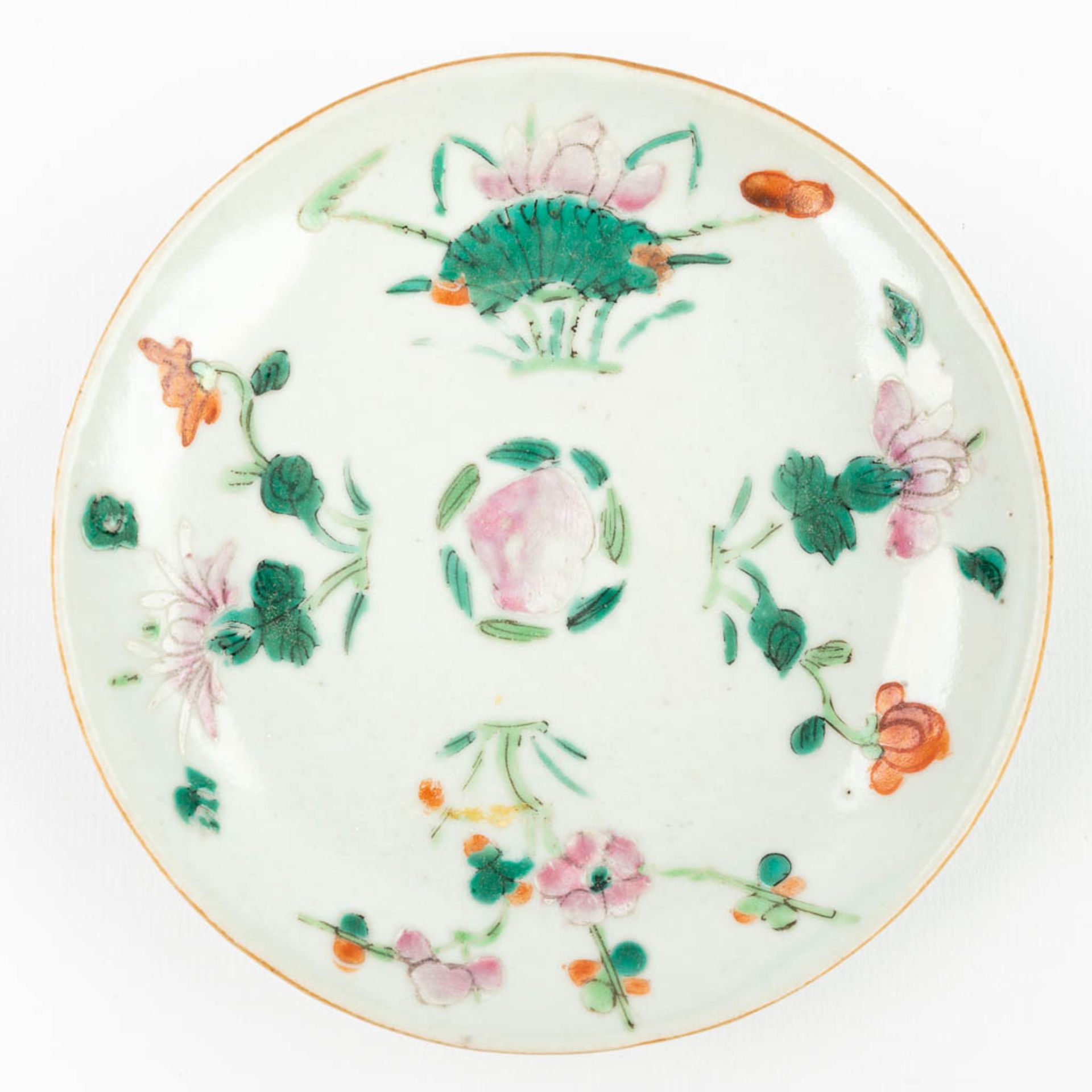 A set of 4 Chinese plates made of porcelain and decorated with peaches and flowers. (13,7 cm) - Image 10 of 14