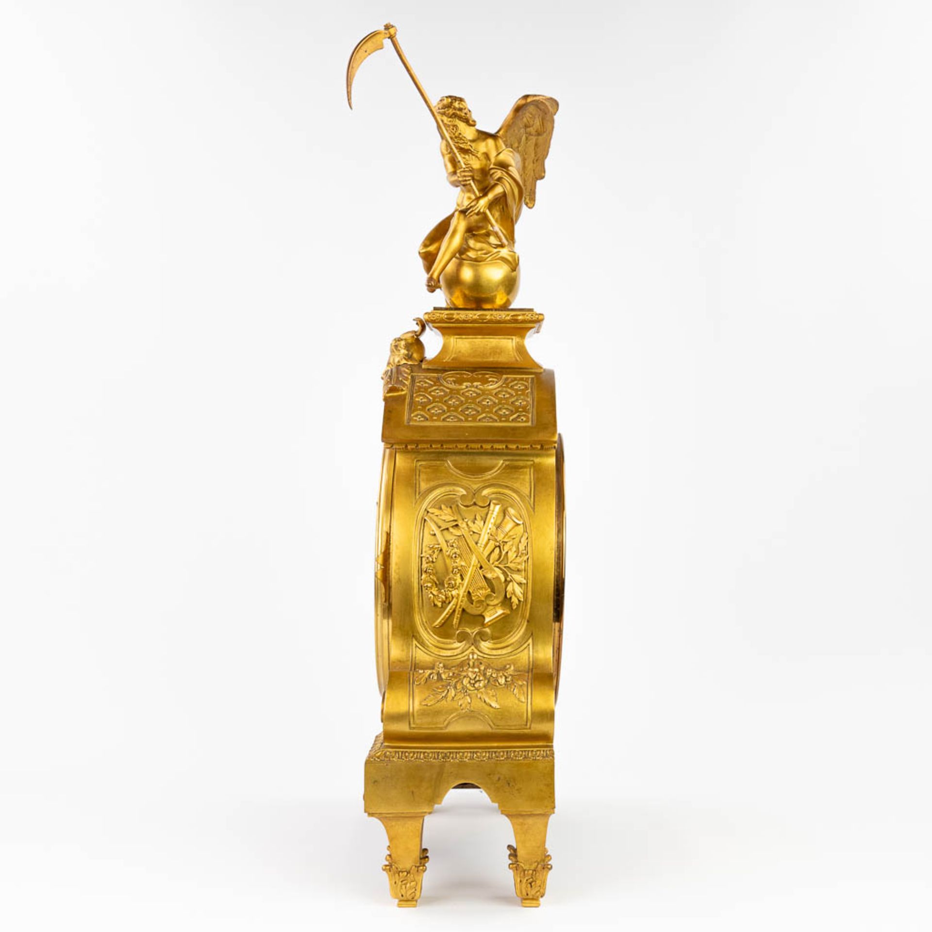 A large mantle clock 'Father Time' made of gilt bronze in Louis XVI style. (18 x 40 x 74cm) - Image 3 of 14