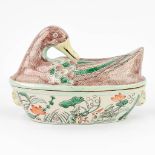 A figurative tureen in the shape of a duck, with hand-painted decor. (17 x 32 x 22cm)