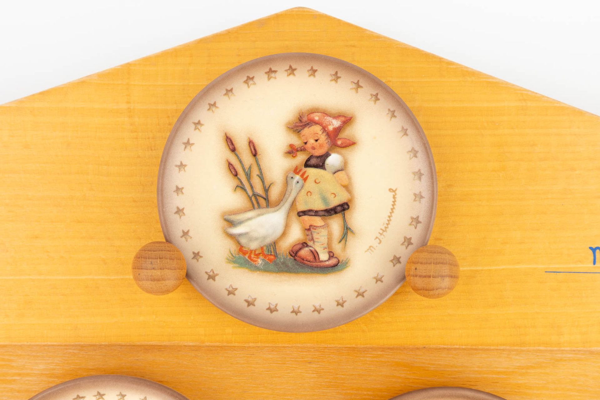 Hummel, a collection of 13 plates in a wood display case. (8,3cm) - Image 12 of 14