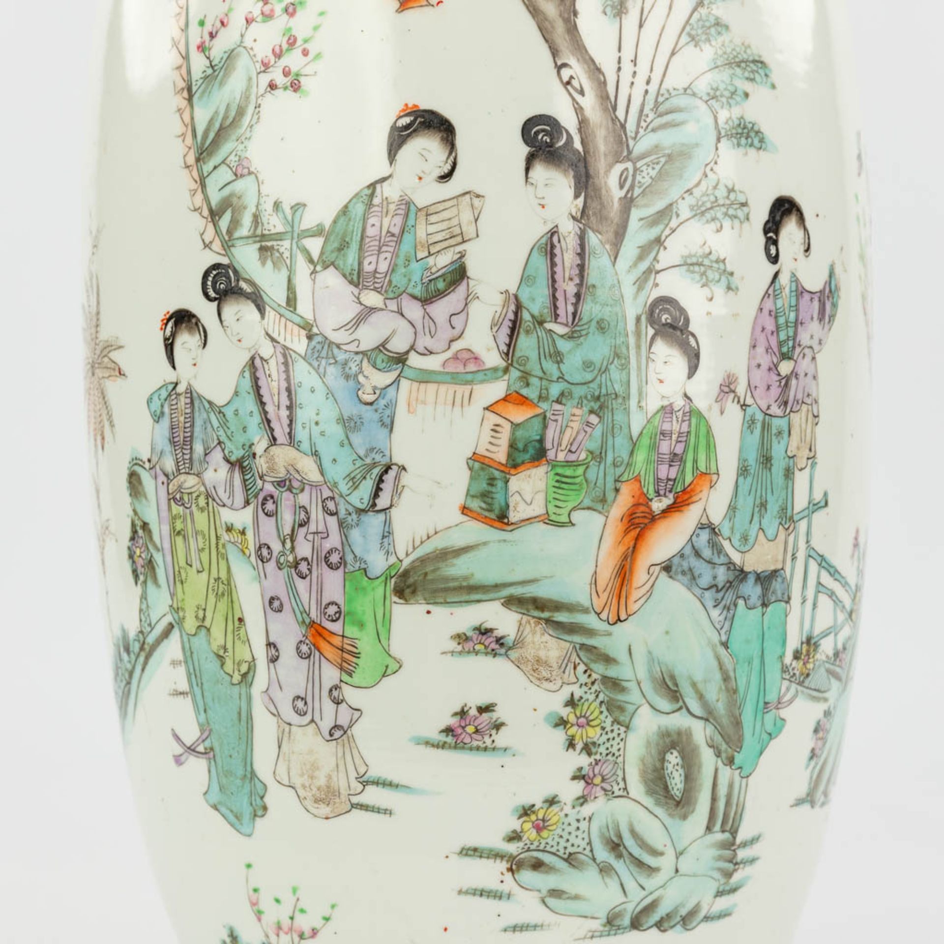 A Chinese vase decorated with ladies in the garden. 19th/20th C. (58 x 23 cm) - Image 12 of 13