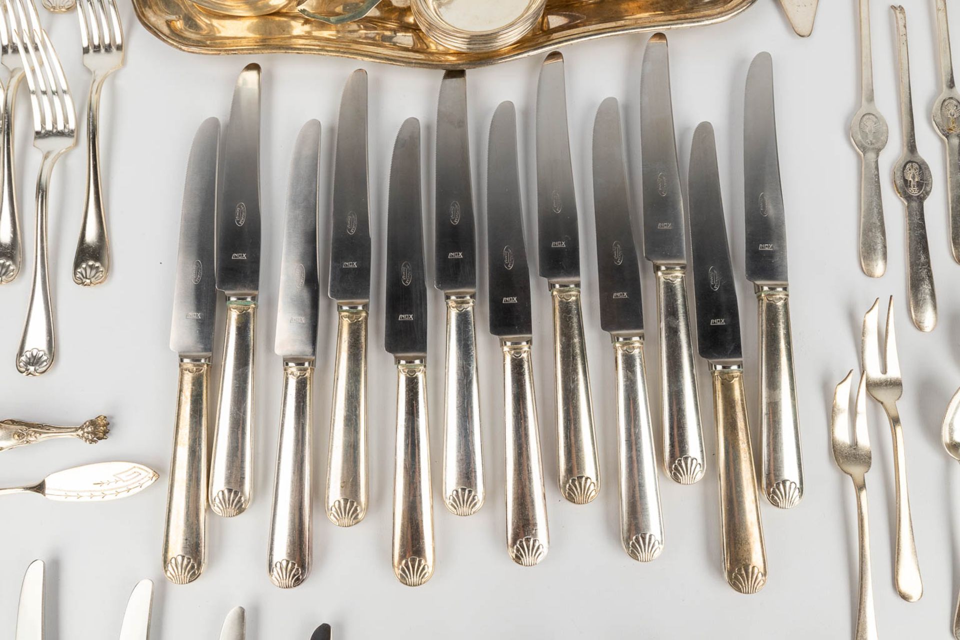 A large collection of cutlery and table accessories made of silver-plated metal. - Image 5 of 12