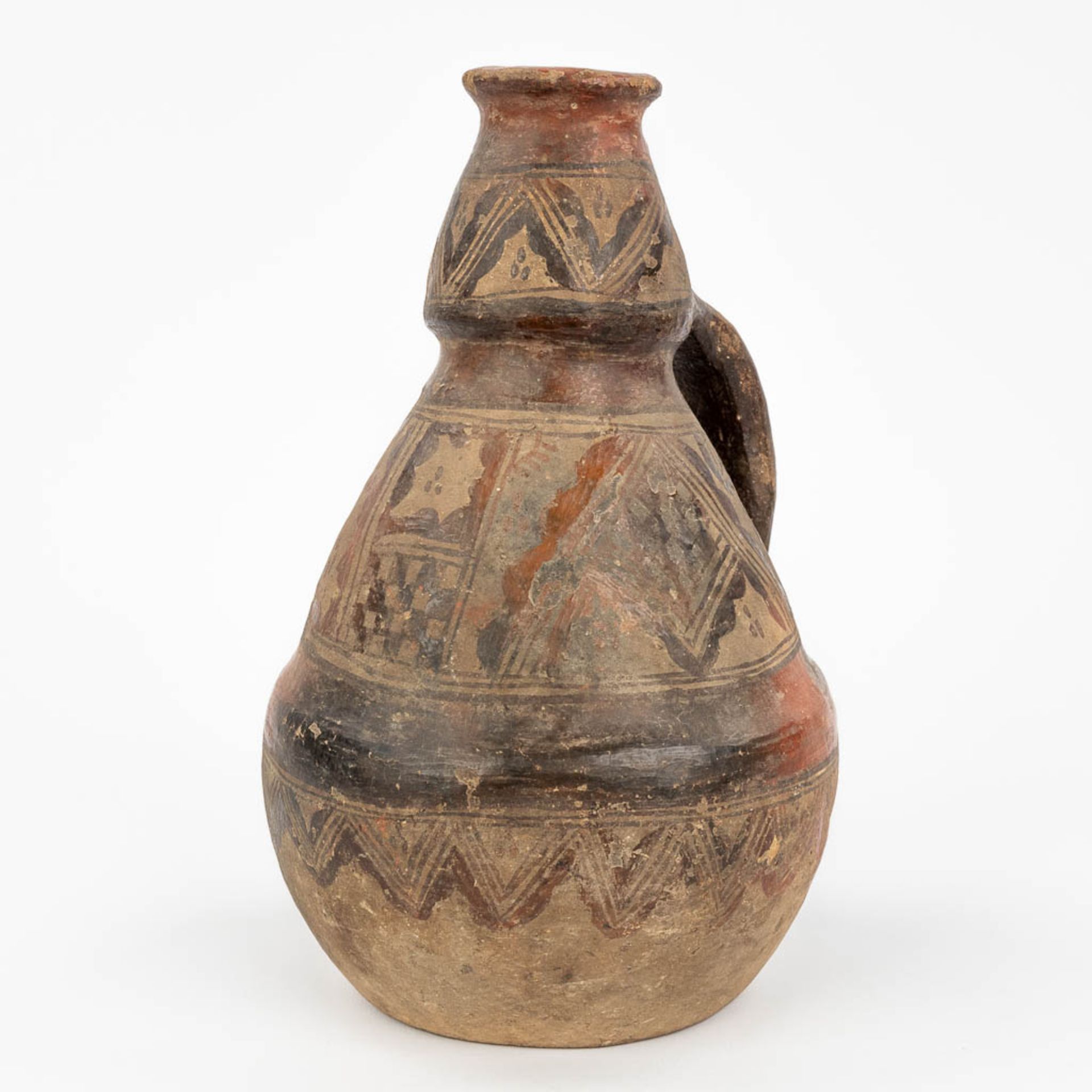 A vase probably of Northern African origin. (24 x 15cm) - Image 3 of 14