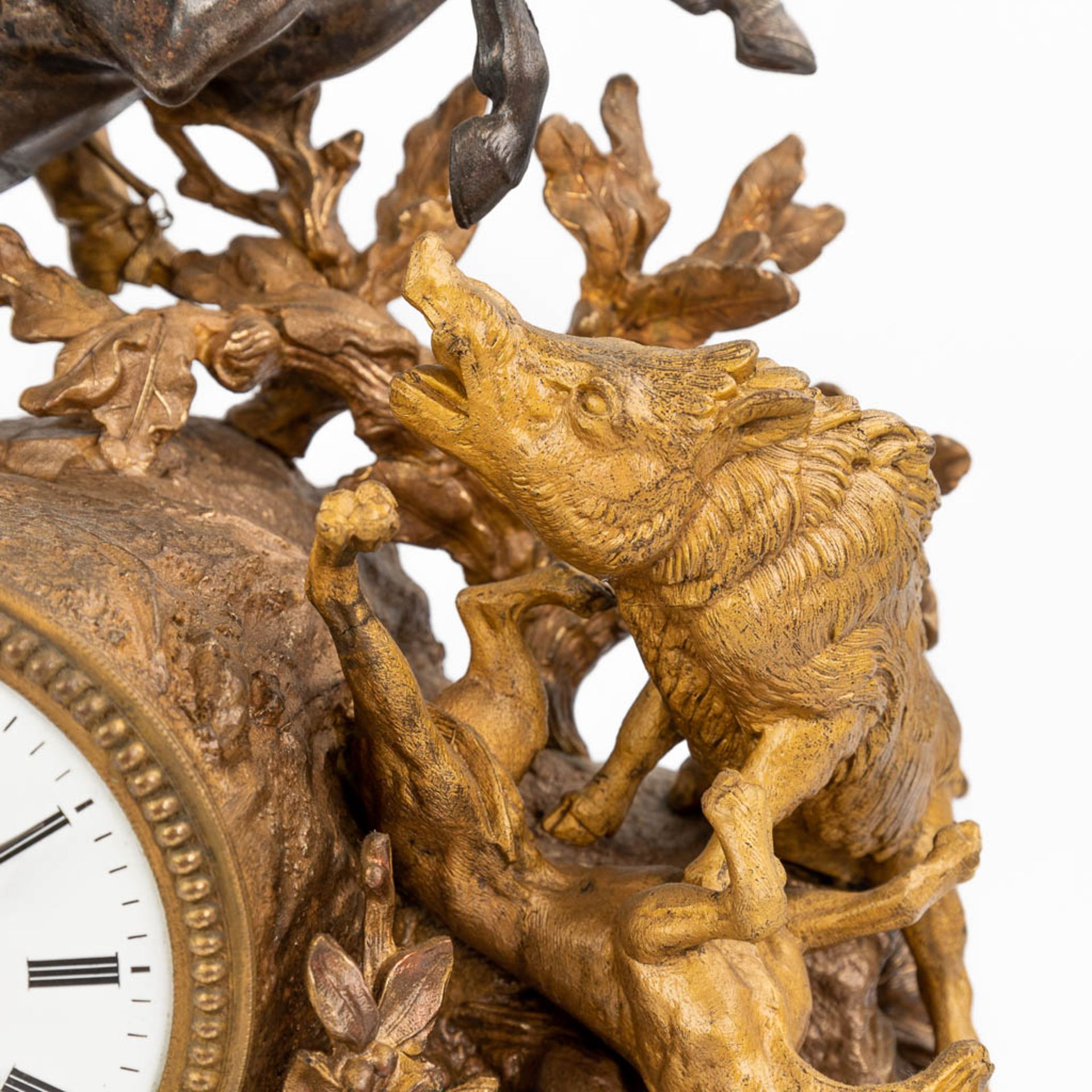 An antique mantle clock with hunting scne, gold-plated spelter. (17 x 47 x 48cm) - Bild 12 aus 21