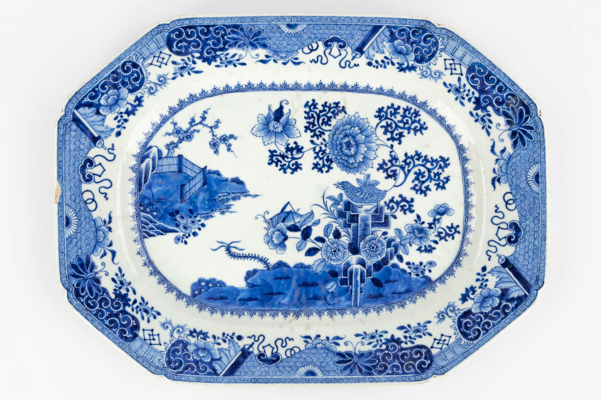 A collection of 7 Chinese plates and platters made of blue-white porcelain. (34 x 40,5 cm) - Image 18 of 23