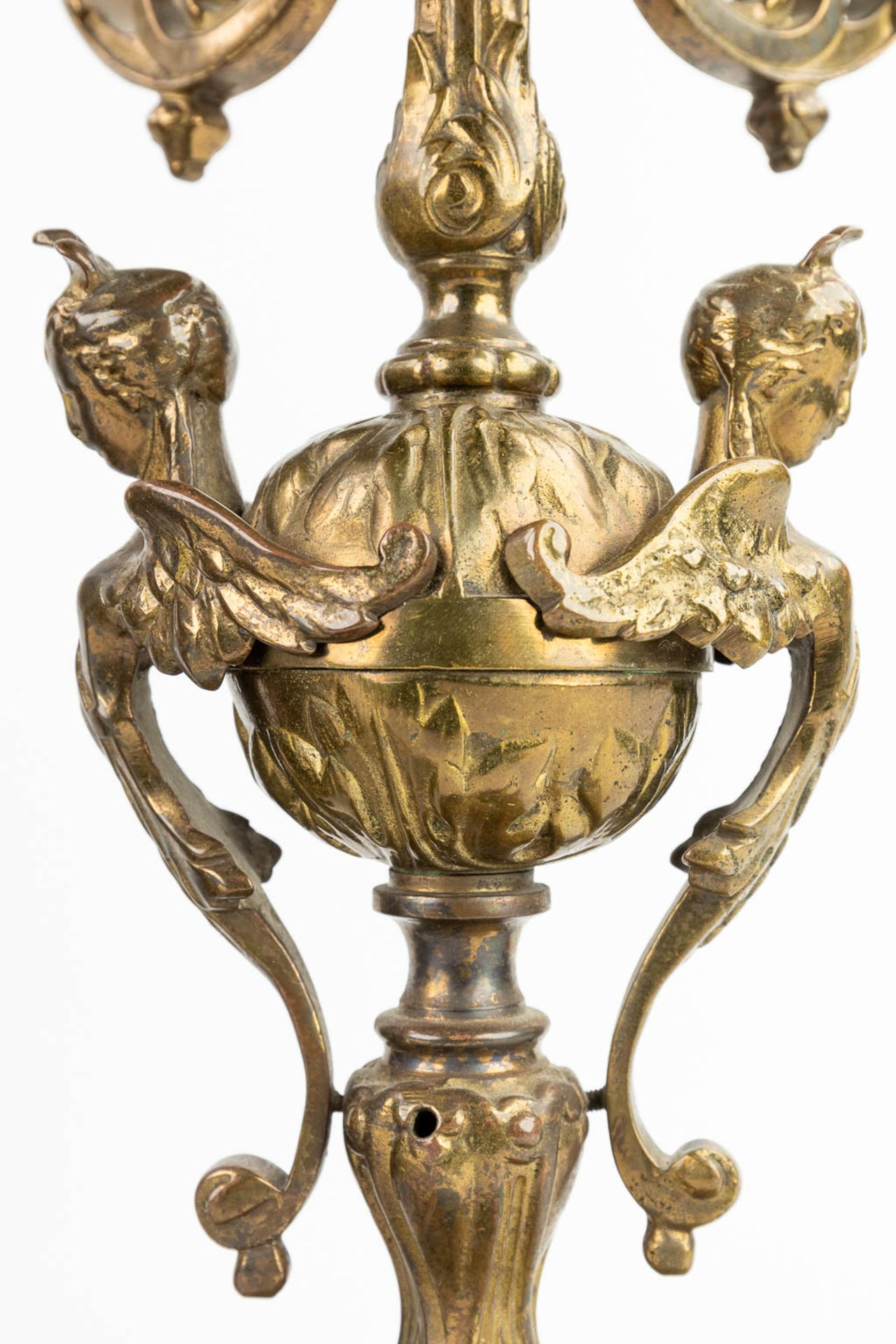 A three-piece mantle garniture clock and candelabra, made of bronze. (20 x 29 x 45cm) - Image 9 of 17