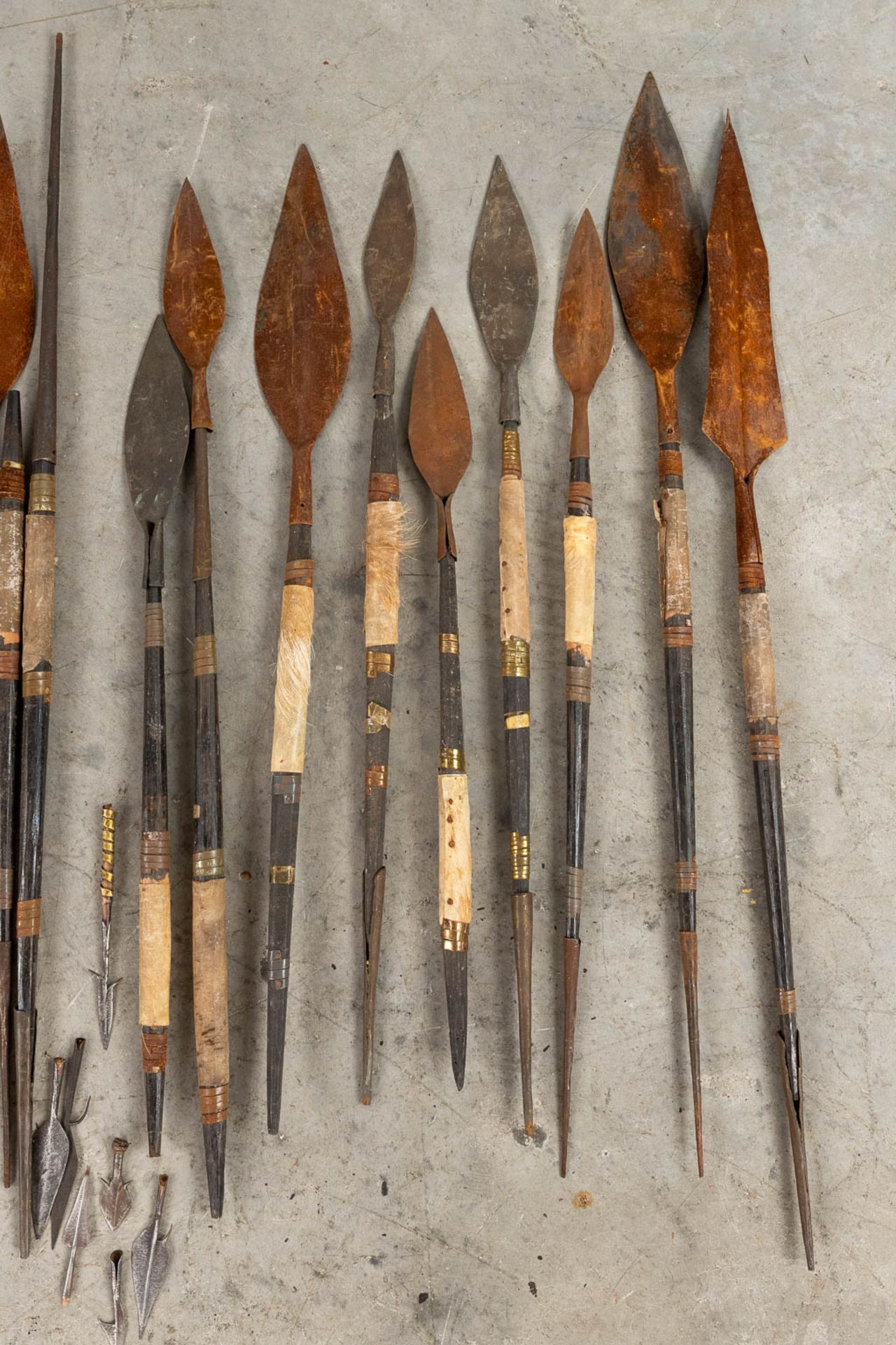 A large collection of African Spears, arrows and arrowheads. (227cm) - Image 10 of 10