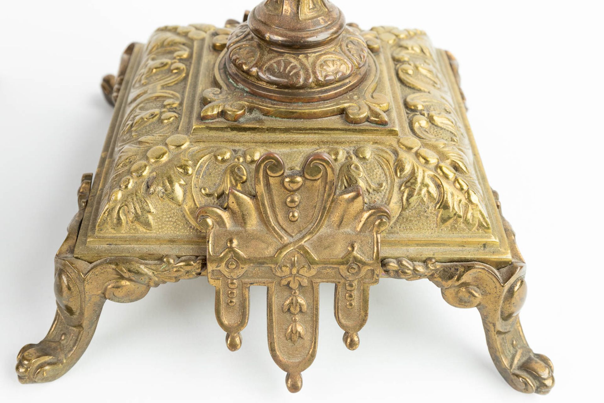 A three-piece mantle garniture clock and candelabra, made of bronze. (20 x 29 x 45cm) - Image 17 of 17