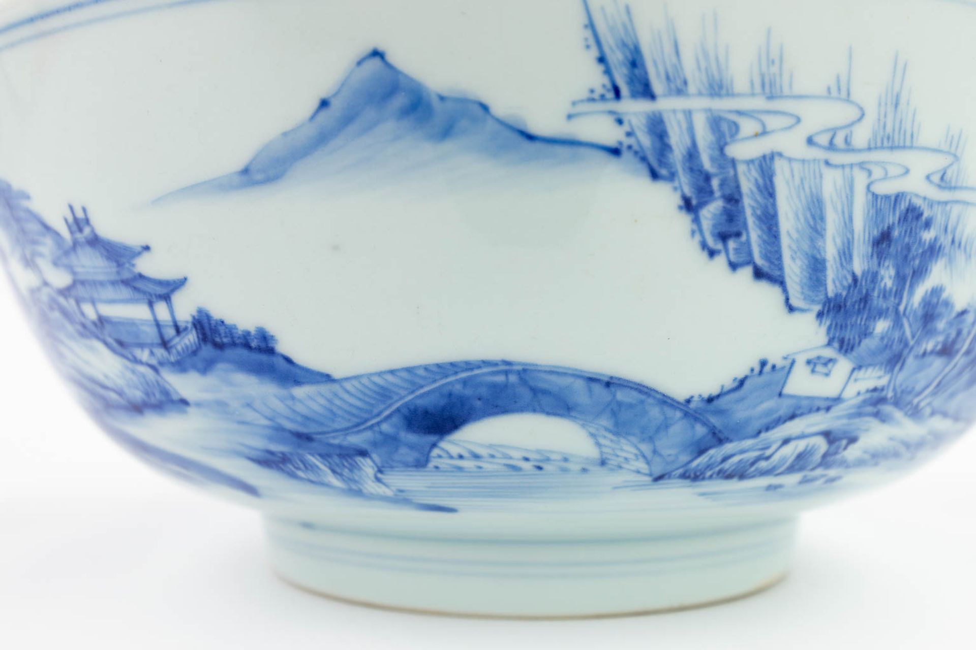 A pair of Chinese bowls made of blue-white porcelain (11 x 26,5 cm) - Image 11 of 17