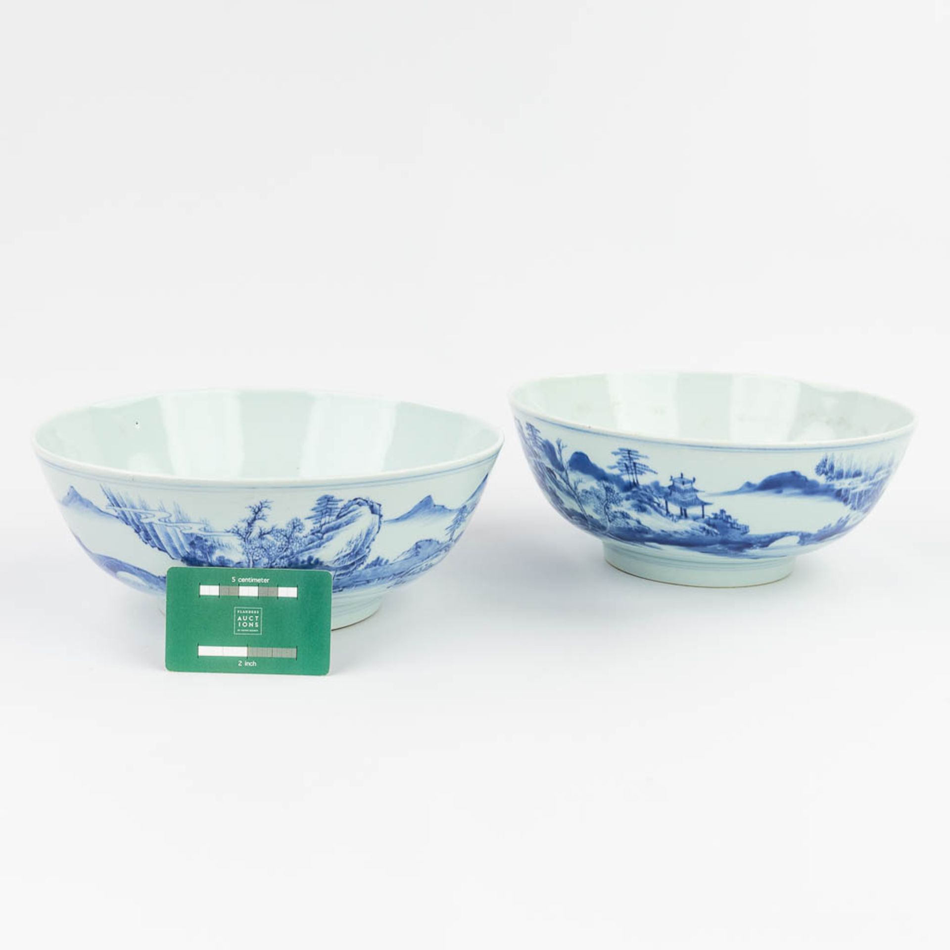A pair of Chinese bowls made of blue-white porcelain (11 x 26,5 cm) - Image 4 of 17