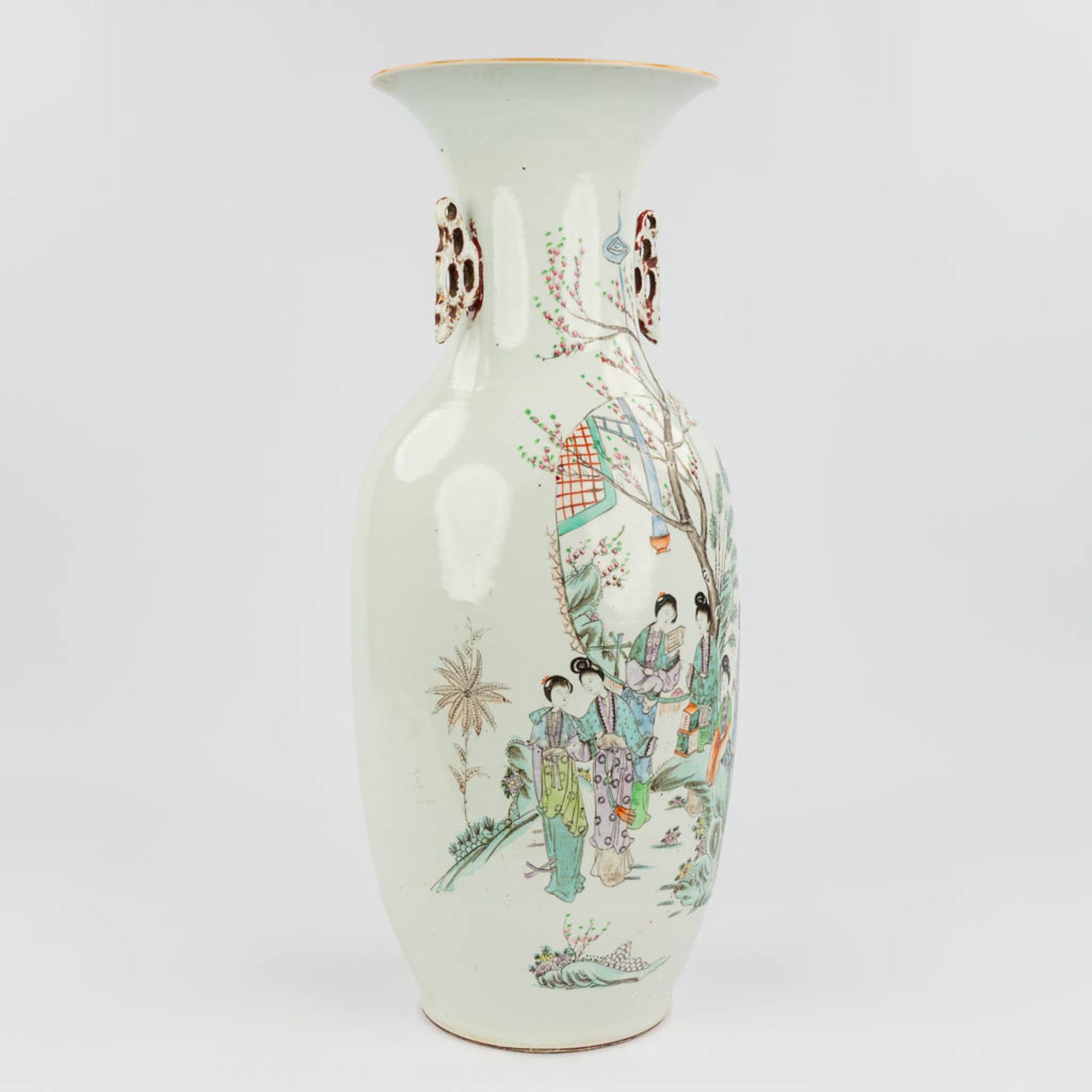 A Chinese vase decorated with ladies in the garden. 19th/20th C. (58 x 23 cm) - Image 7 of 13