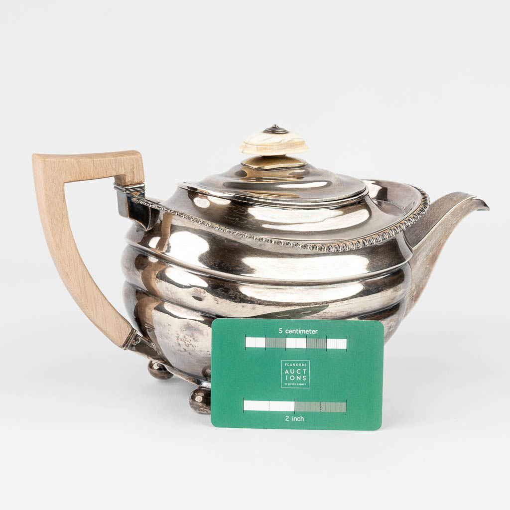An English made silver teapot. (13,5 x 28 x 15cm) - Image 6 of 14