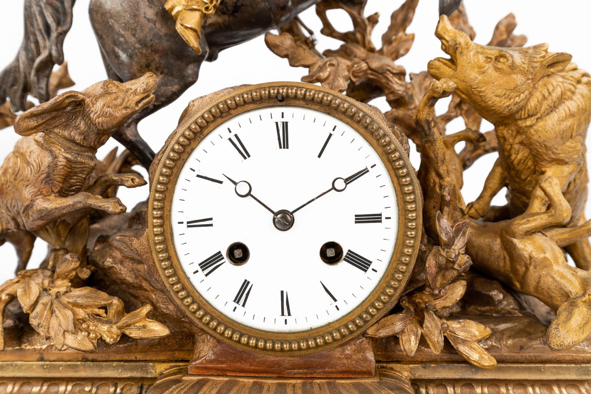 An antique mantle clock with hunting scne, gold-plated spelter. (17 x 47 x 48cm) - Bild 20 aus 21