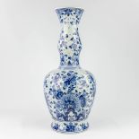 A large Delft faience vase with blue floral decor marked Keramos Gent. (68 x 30,5cm)