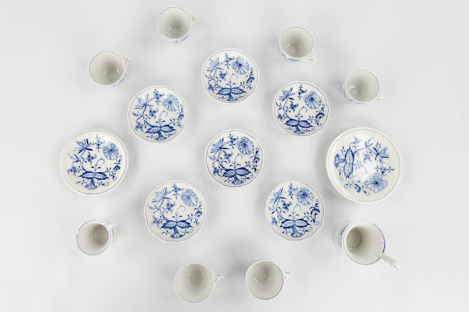 Meissen Zwiebelmunster, a large collection of Items accessories and parts of a dinner serviceÊmade o - Image 21 of 25