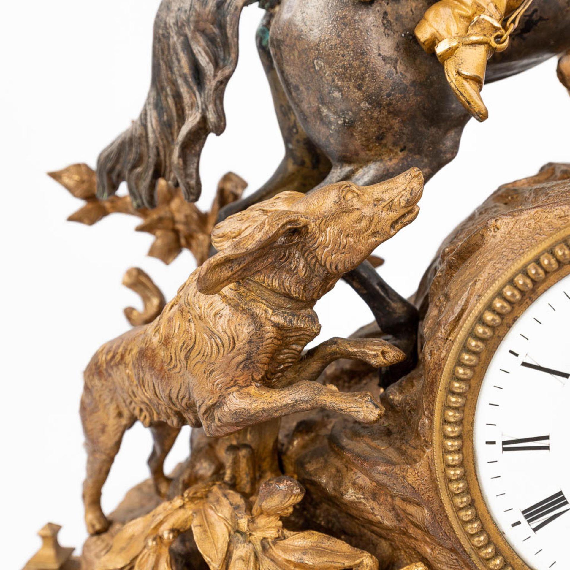 An antique mantle clock with hunting scne, gold-plated spelter. (17 x 47 x 48cm) - Bild 11 aus 21