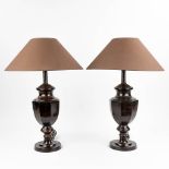 Flamant, a pair of classical metal table lamps with shades. 20th C. (54 x 17cm)