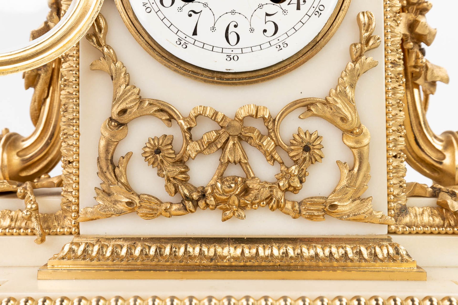A table clock made of white marble mounted with gold-plated bronze in Louis XVI style. (12 x 32 x 33 - Image 11 of 15
