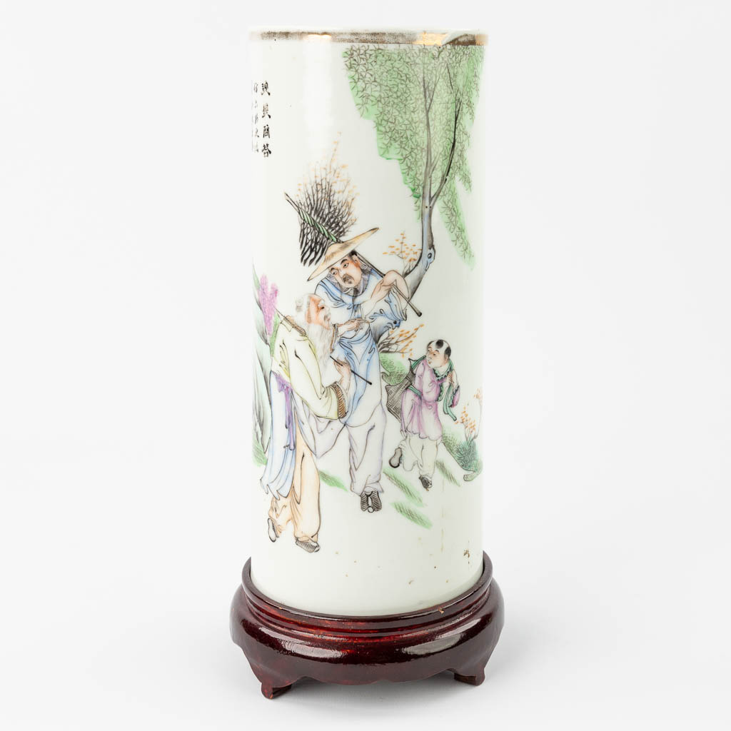A Chinese hat stand made of porcelain and decorated with Wise Men. (28 x 12 cm)