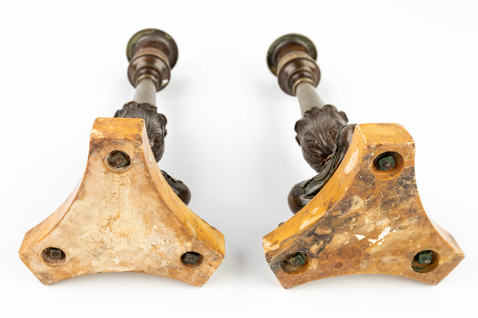 A pair of candlesticks made of bronze and mounted on an onyx base. Empire period (9,5 x 9,5 x 25,7cm - Image 7 of 13
