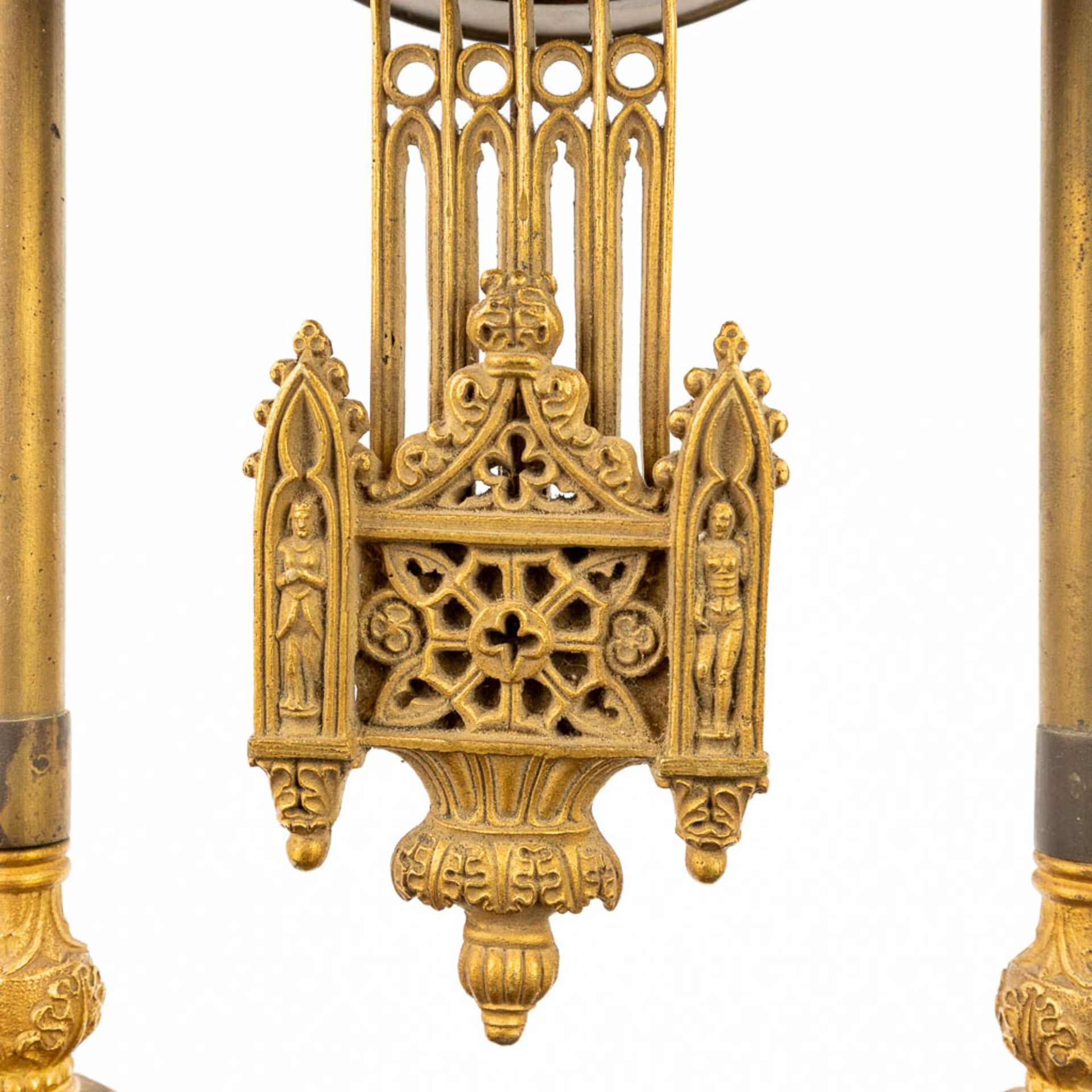 A table column clock made of gilt bronze in a gothic revival style. (11 x 19,5 x 43cm) - Image 8 of 15