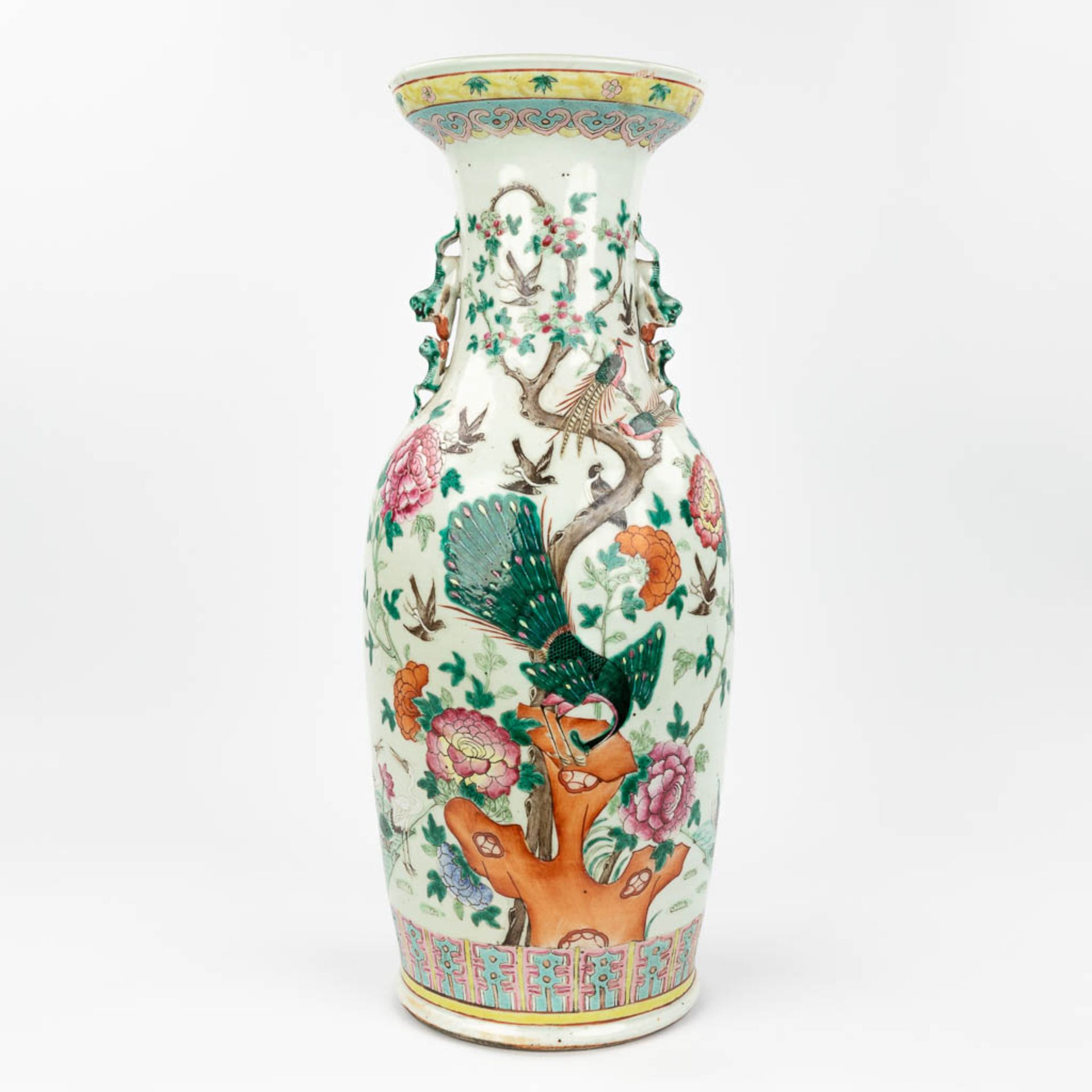 A Chinese vase made of porcelain, decorated with peacocks and birds. (61,5 x 24 cm)