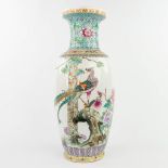 A Chinese vase made of porcelain and decorated with peacocks. 20th C. (60,5 x 23,5 cm)