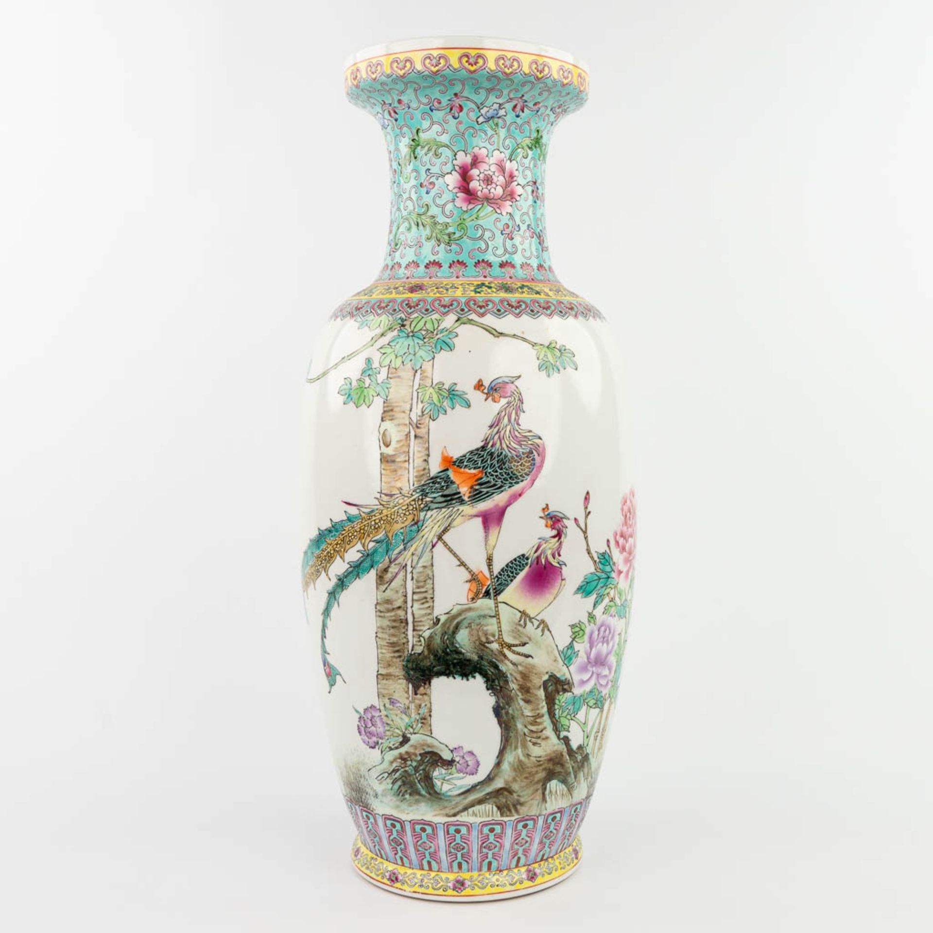 A Chinese vase made of porcelain and decorated with peacocks. 20th C. (60,5 x 23,5 cm)