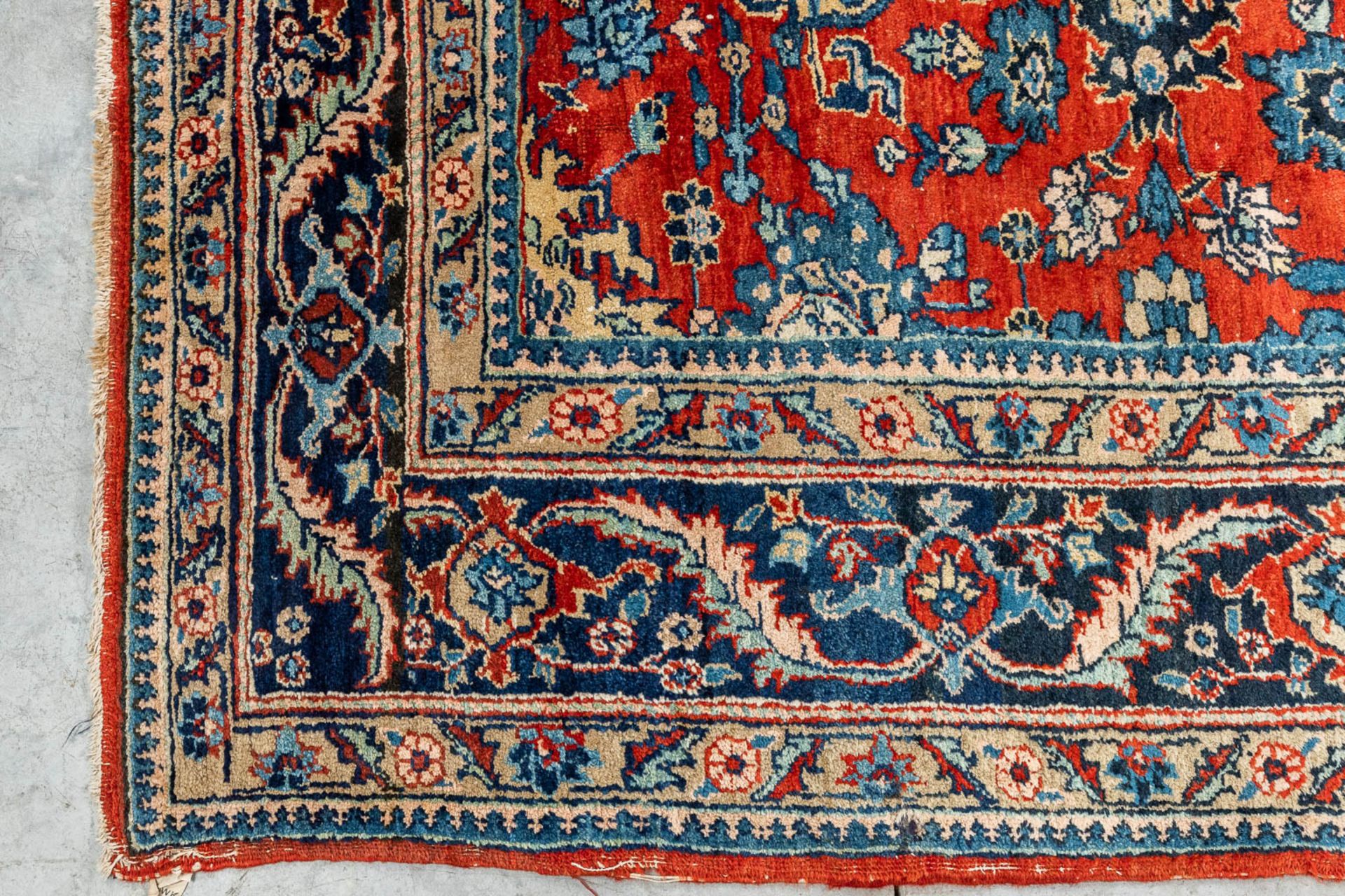 An Oriental hand-made carpet, Sarough. (315 x 230 cm) - Image 5 of 9