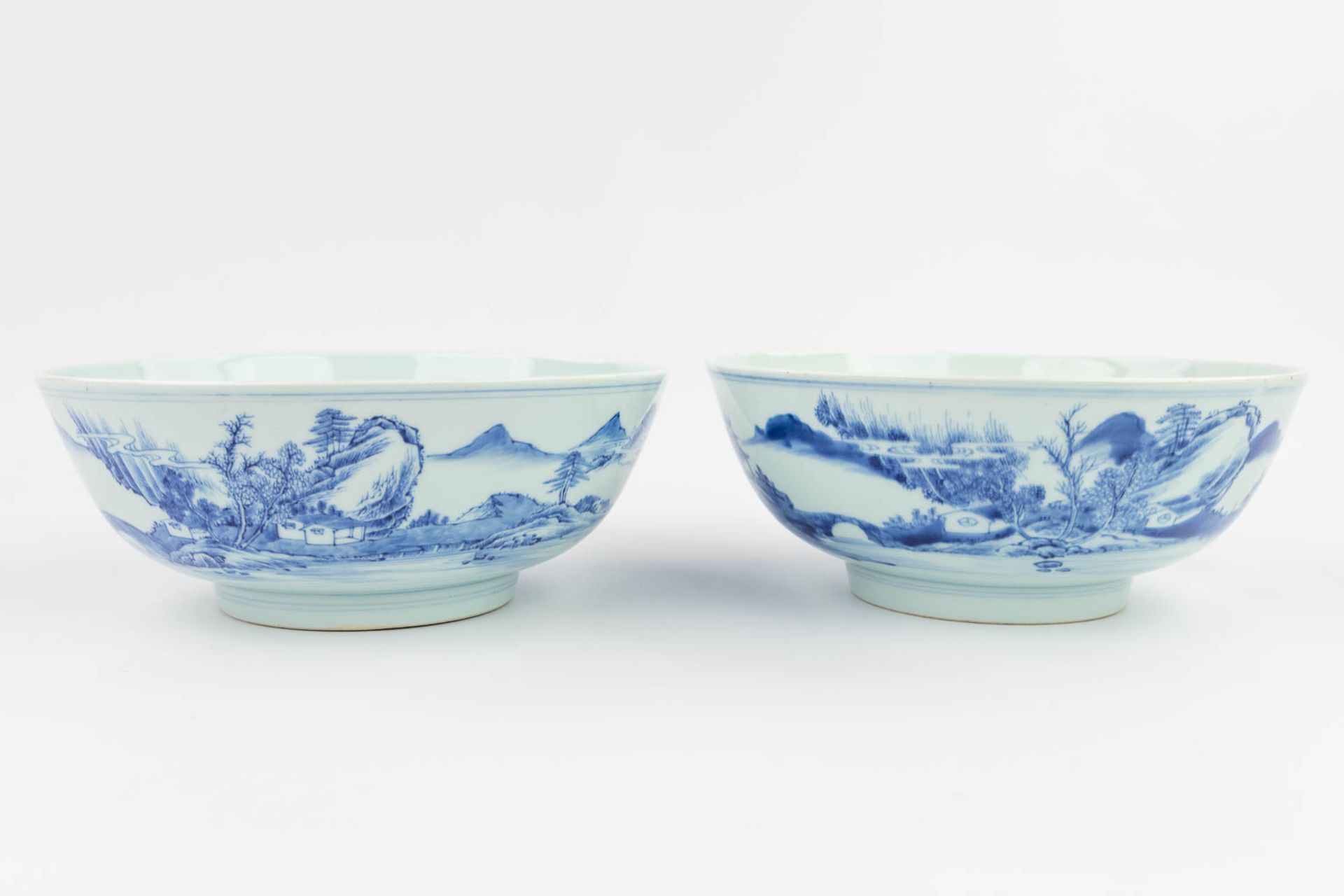 A pair of Chinese bowls made of blue-white porcelain (11 x 26,5 cm) - Image 10 of 17