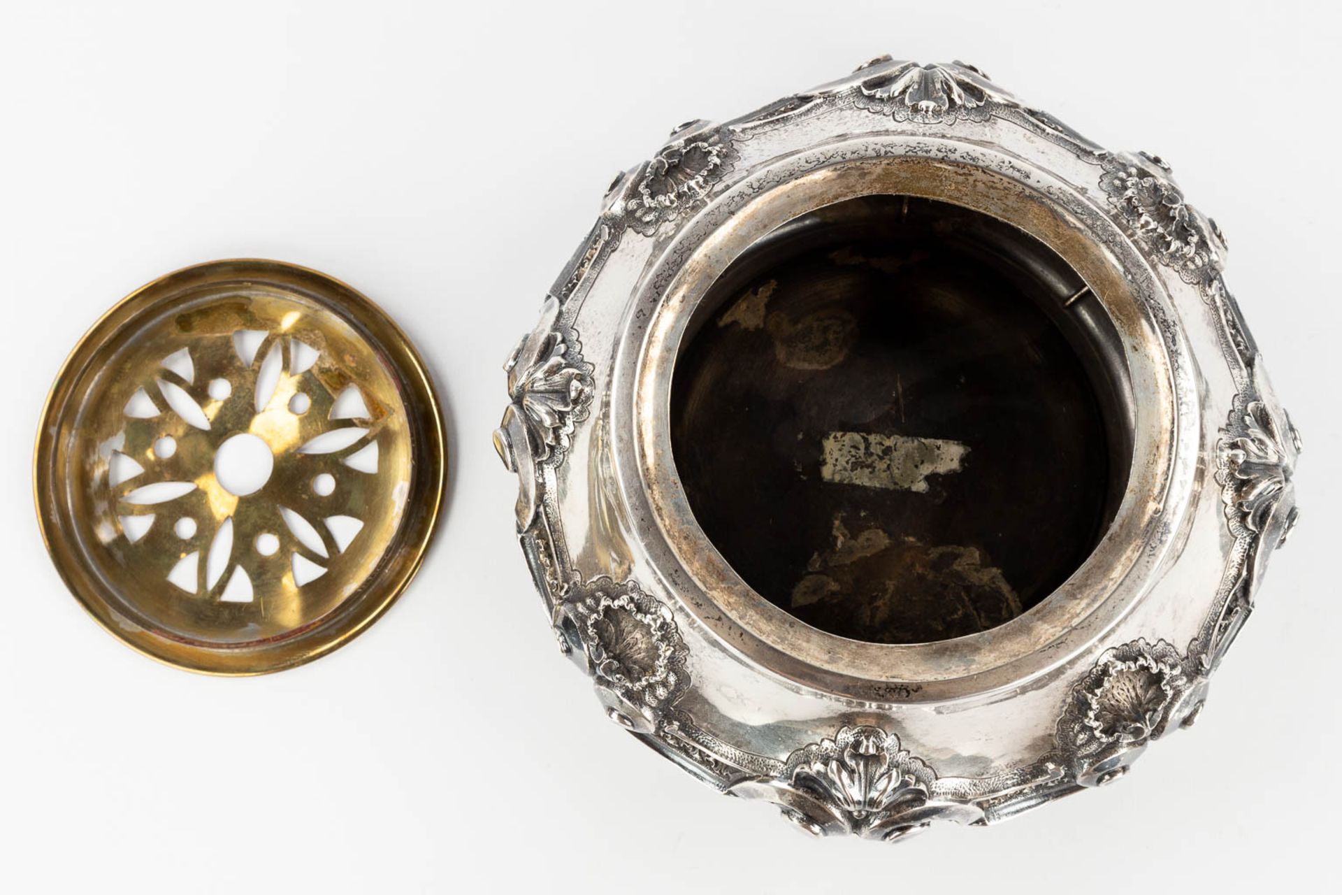 An antique incense burner made of silver, standing on a mirror.Ê20th C. (12,5 x 37cm) - Image 8 of 14
