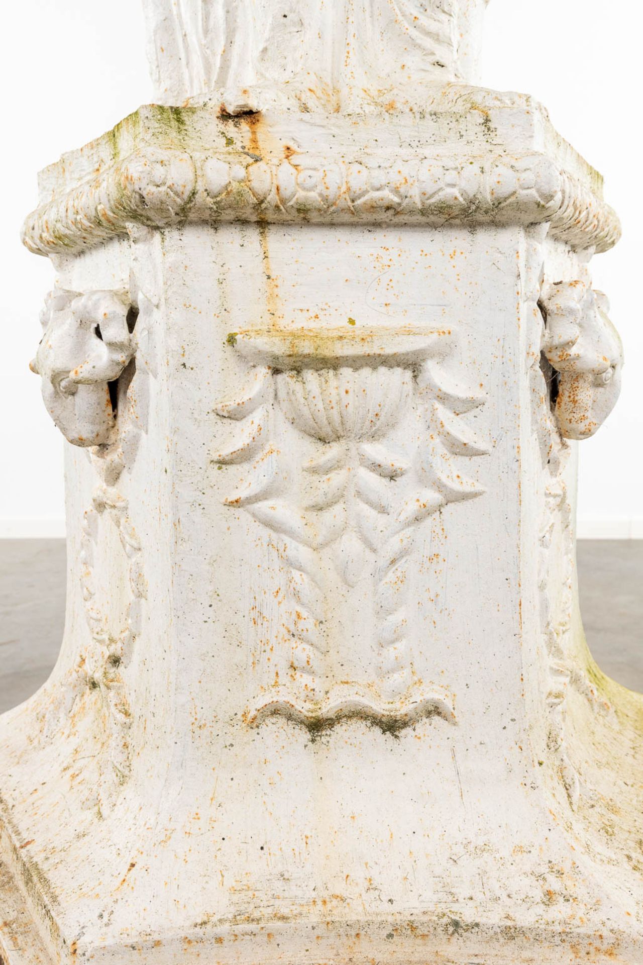 A large white-patinated garden vase 'The Three Graces'. (70 x 70 x 167cm) - Bild 10 aus 11