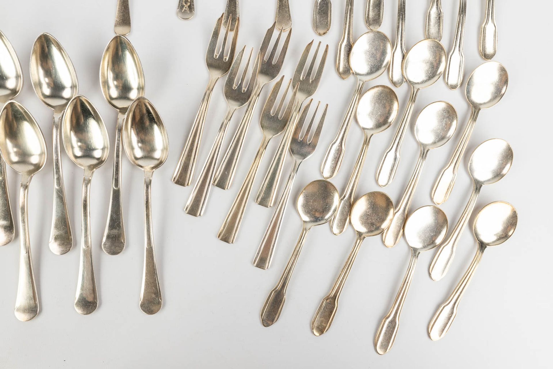 A large collection of cutlery and table accessories made of silver-plated metal. - Image 11 of 12