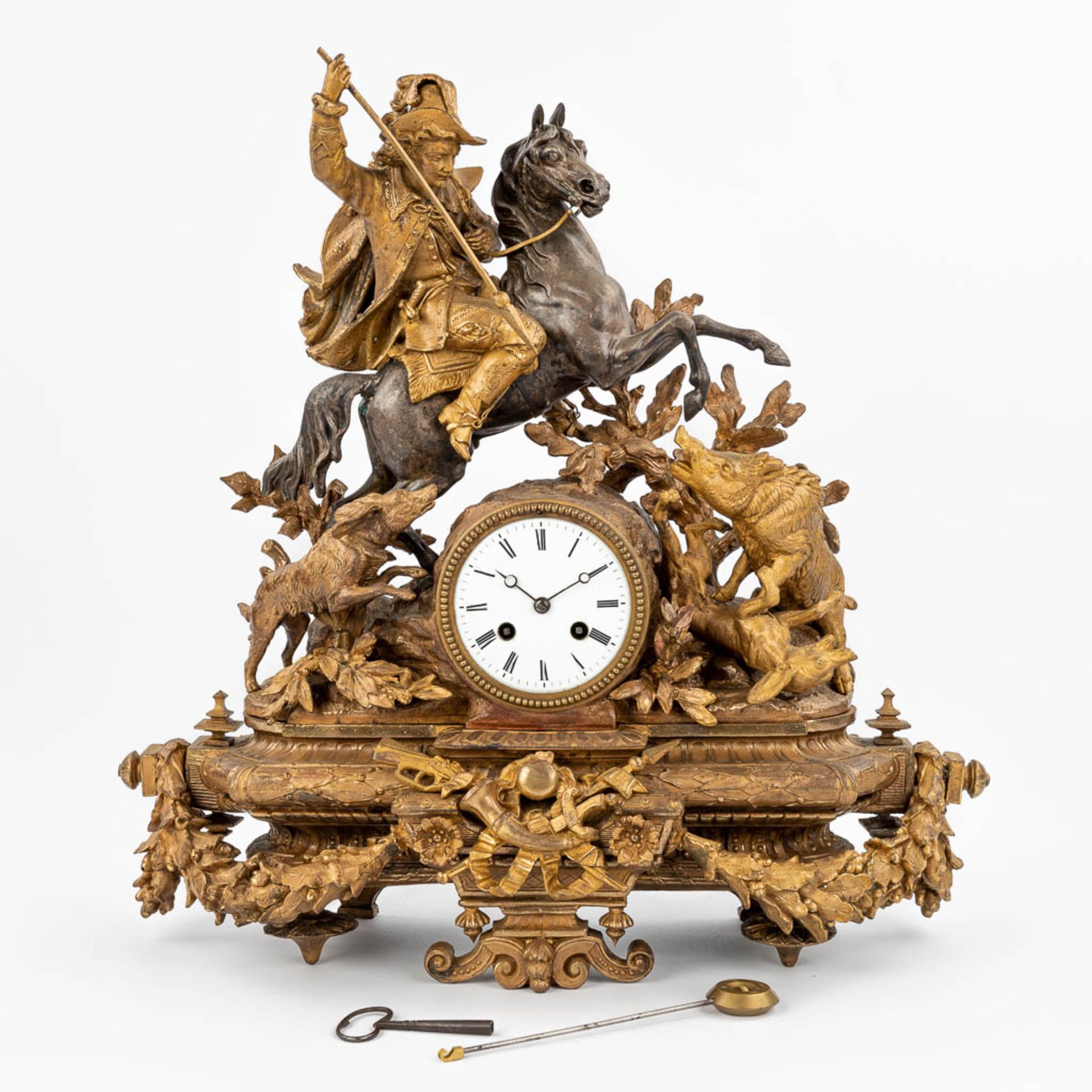 An antique mantle clock with hunting scne, gold-plated spelter. (17 x 47 x 48cm) - Bild 8 aus 21