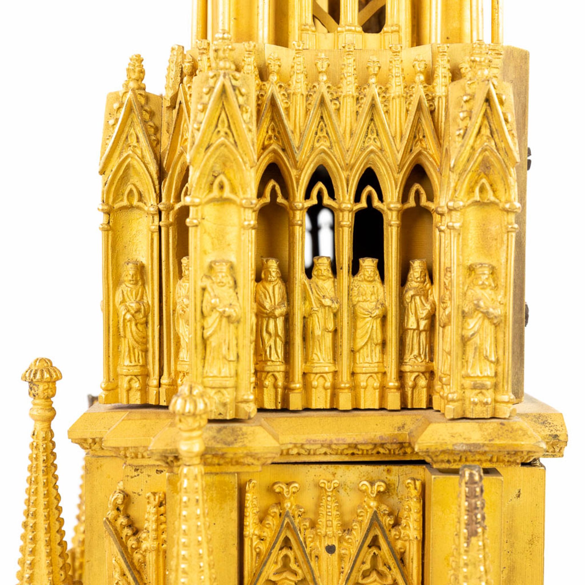 Cathedrale de Reims, an exceptional mantle clock made of gilt bronze. (15 x 31 x 47cm) - Image 15 of 16