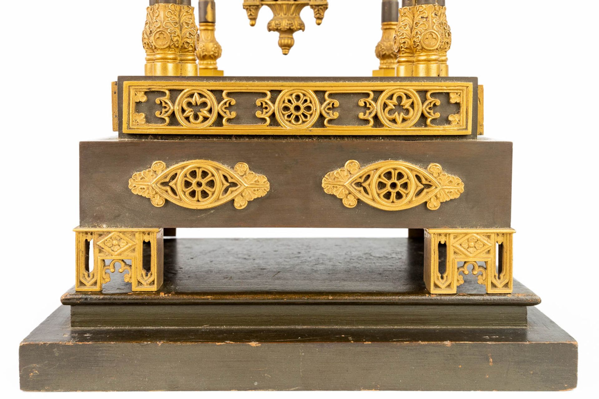 A table column clock made of gilt bronze in a gothic revival style. (11 x 19,5 x 43cm) - Image 13 of 15