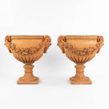 A pair of decorative urns made of terracotta, Italy. (37 x 48 x 47cm)