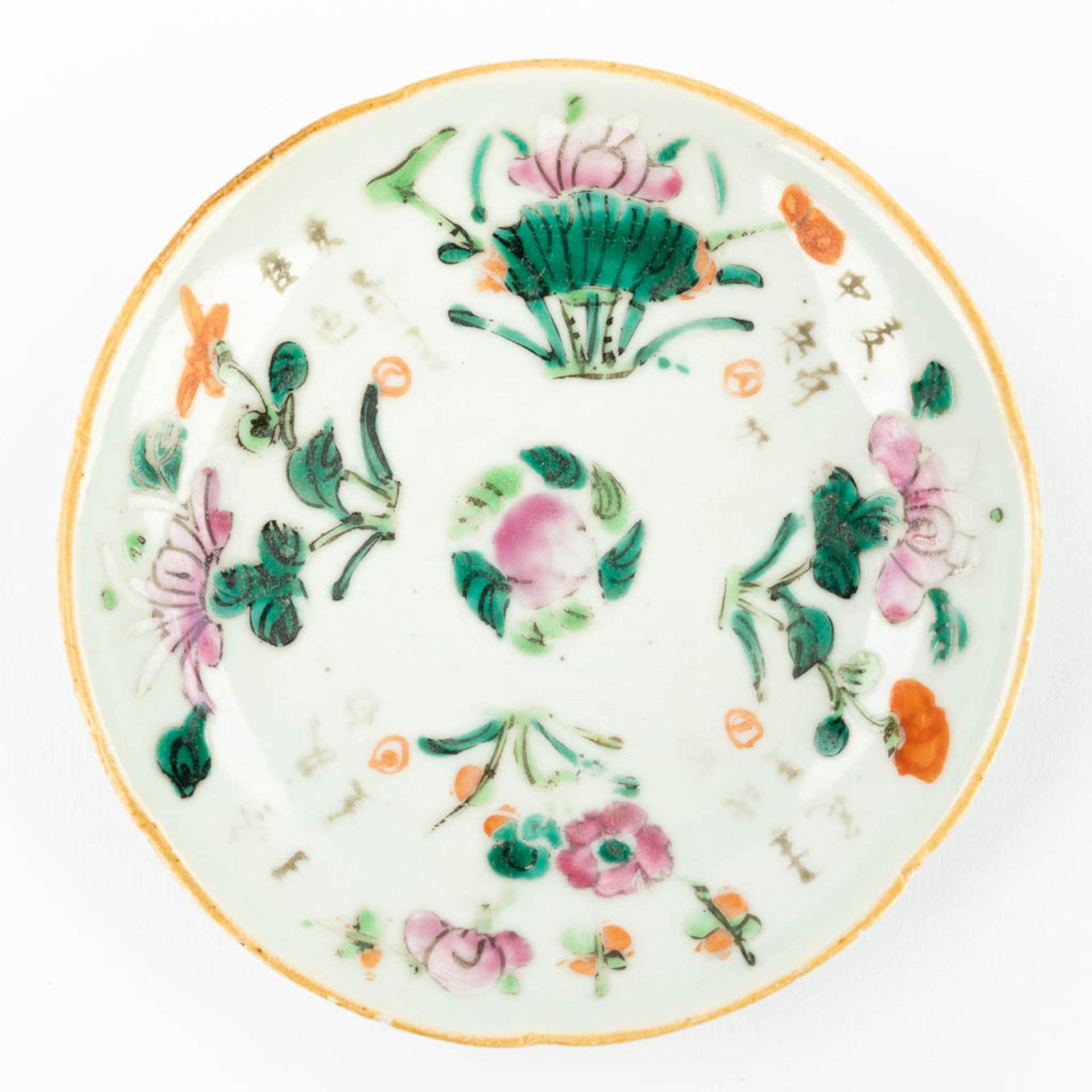 A set of 4 Chinese plates made of porcelain and decorated with peaches and flowers. (13,7 cm) - Image 12 of 14