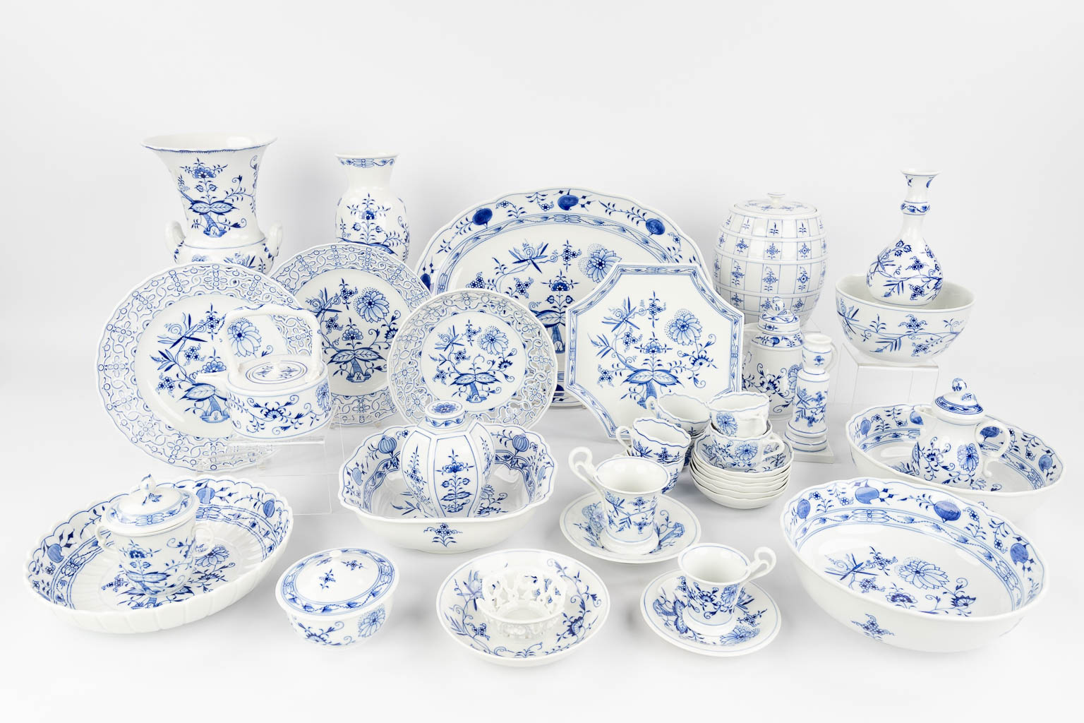Meissen Zwiebelmunster, a large collection of Items accessories and parts of a dinner serviceÊmade o - Image 25 of 25