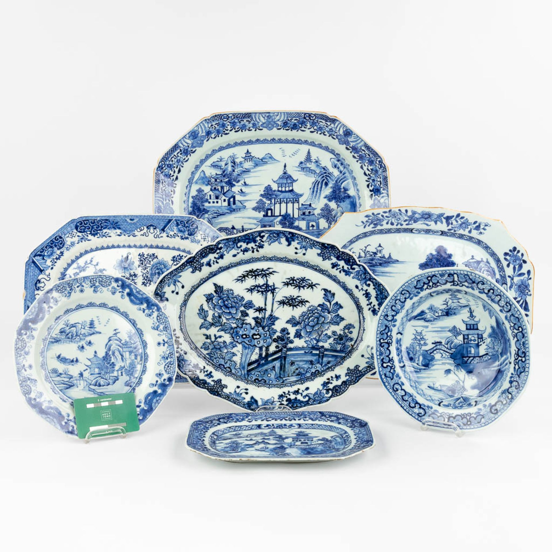 A collection of 7 Chinese plates and platters made of blue-white porcelain. (34 x 40,5 cm) - Image 13 of 23