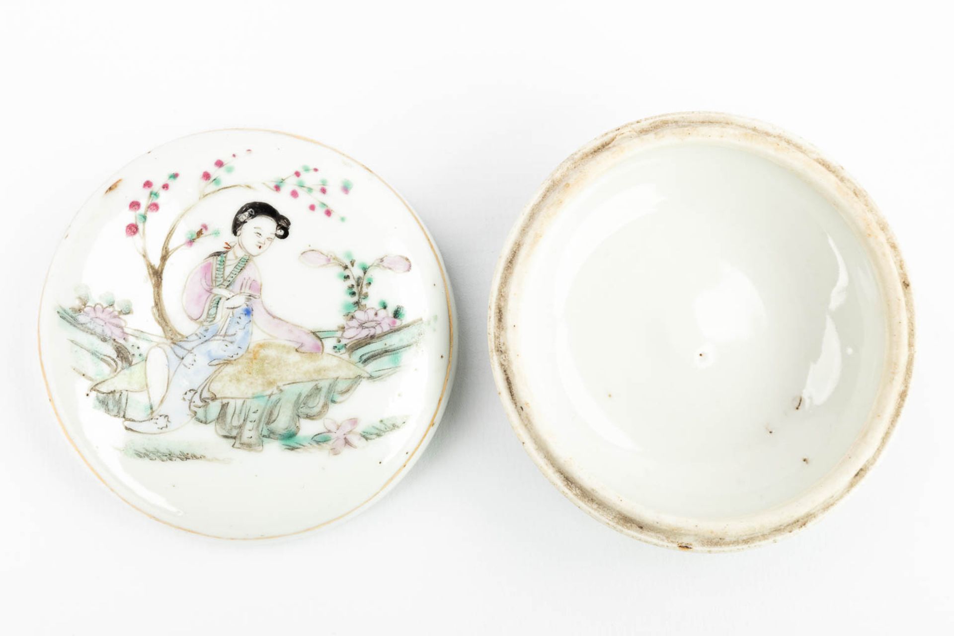 AÊset of 2 Chinese pots with lid, with hand-painted decor and made of porcelain (5 x 8,5 cm) - Image 17 of 18
