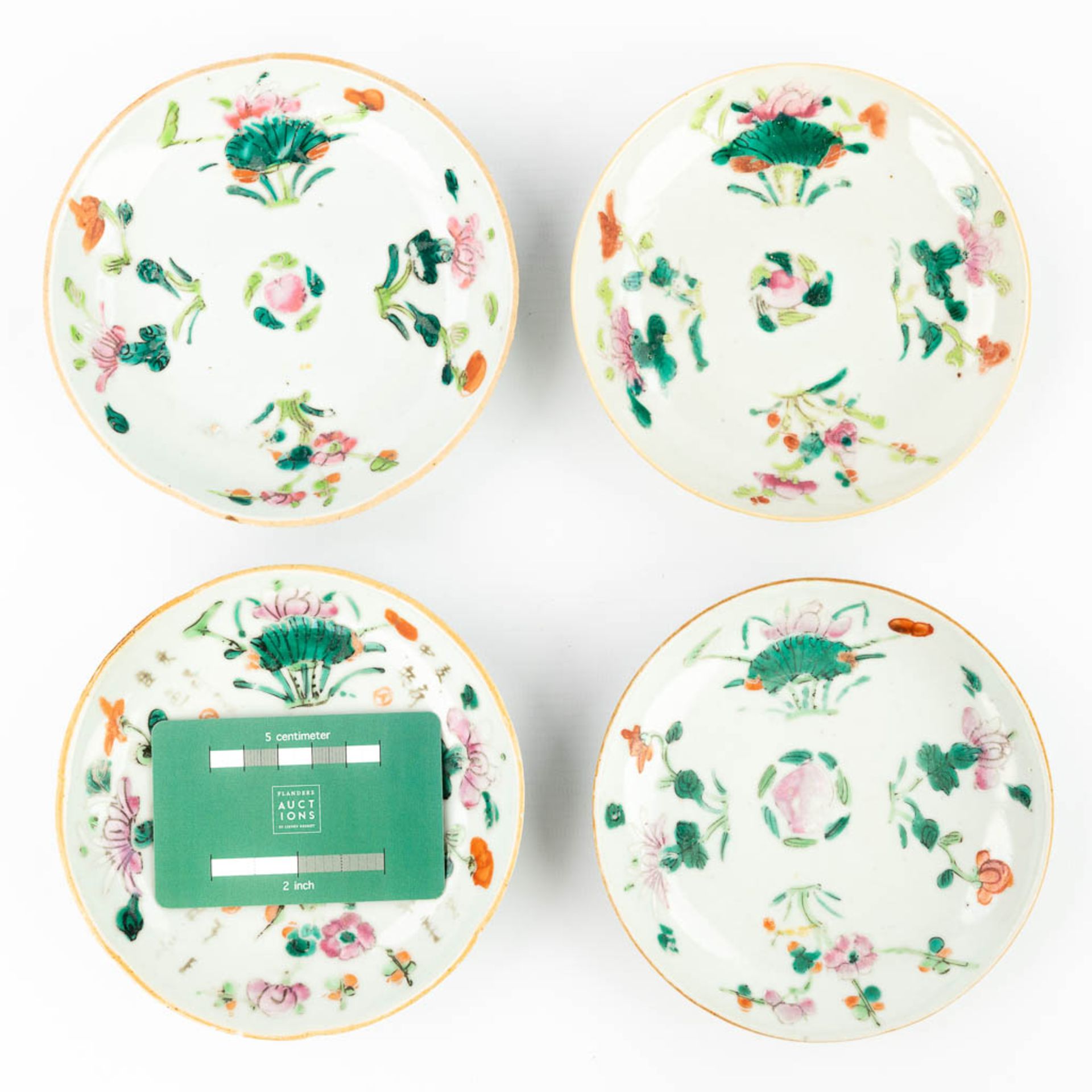 A set of 4 Chinese plates made of porcelain and decorated with peaches and flowers. (13,7 cm) - Image 9 of 14