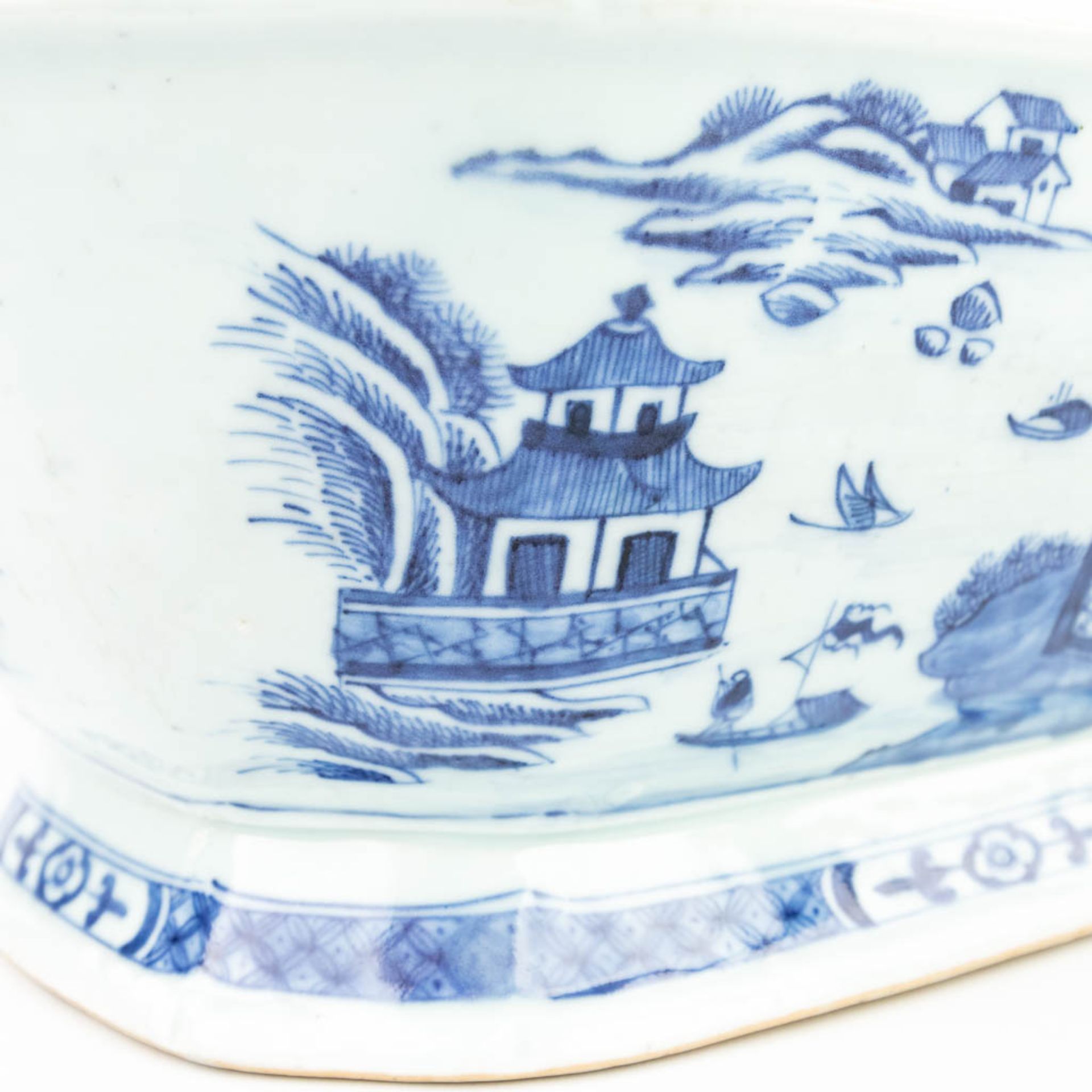 A Chinese soup tureen made of blue-white porcelain. (22 x 31 x 22 cm) - Image 10 of 15