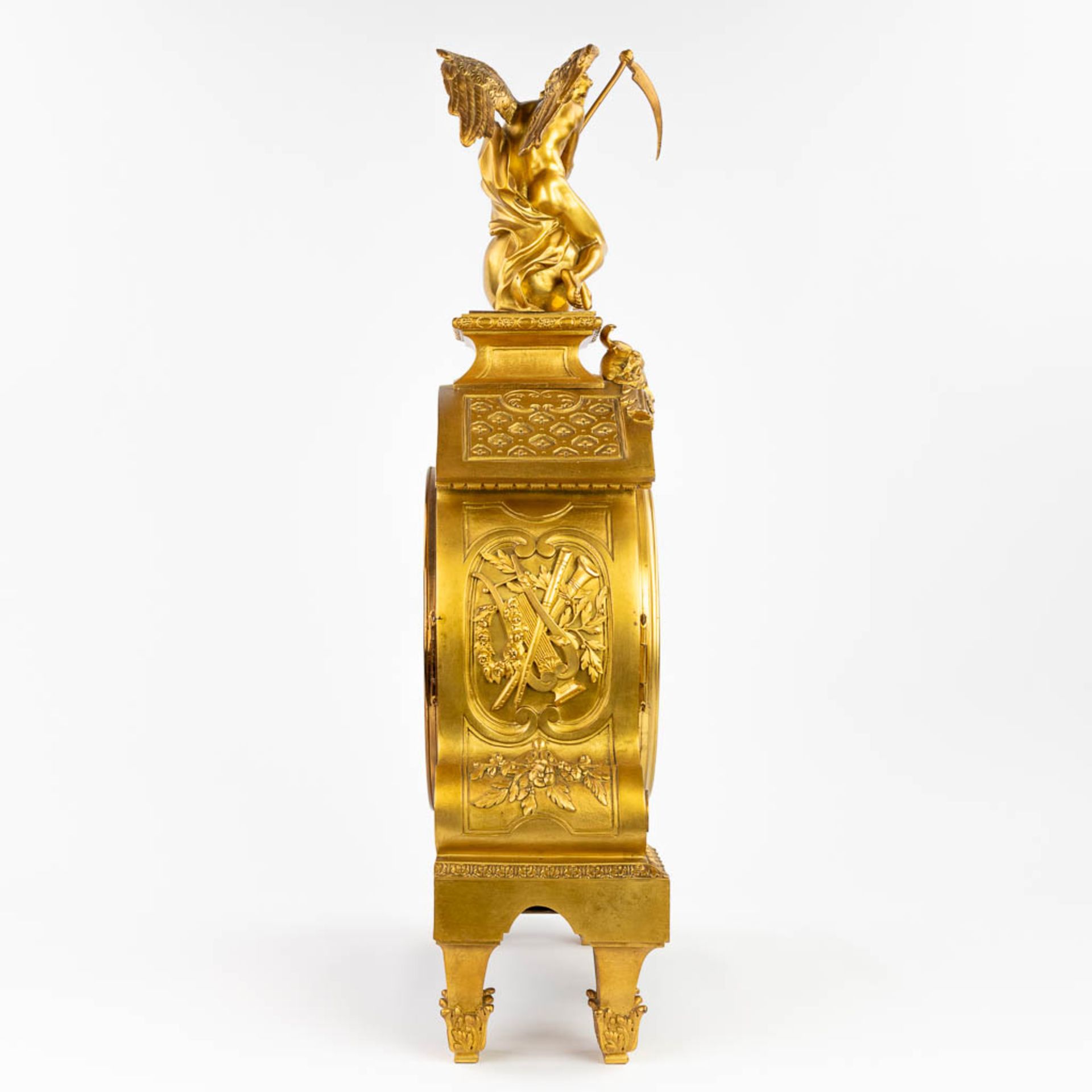 A large mantle clock 'Father Time' made of gilt bronze in Louis XVI style. (18 x 40 x 74cm) - Image 2 of 14