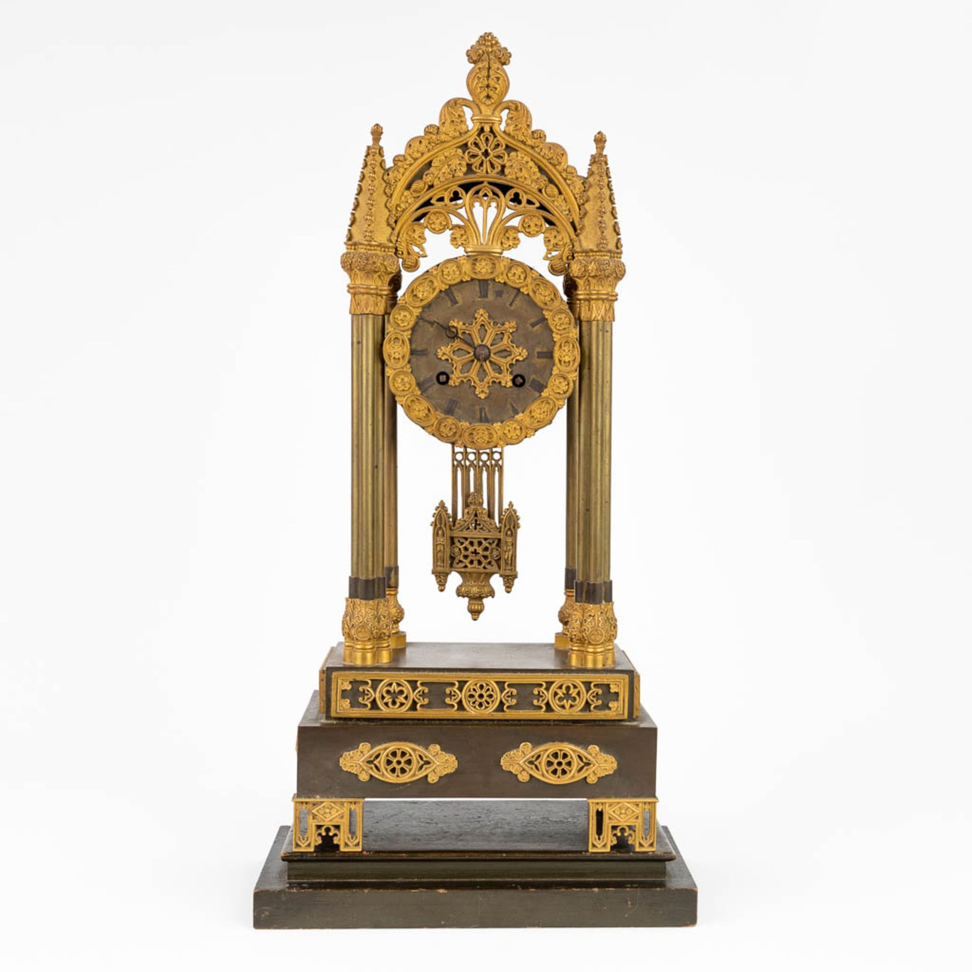 A table column clock made of gilt bronze in a gothic revival style. (11 x 19,5 x 43cm) - Image 10 of 15