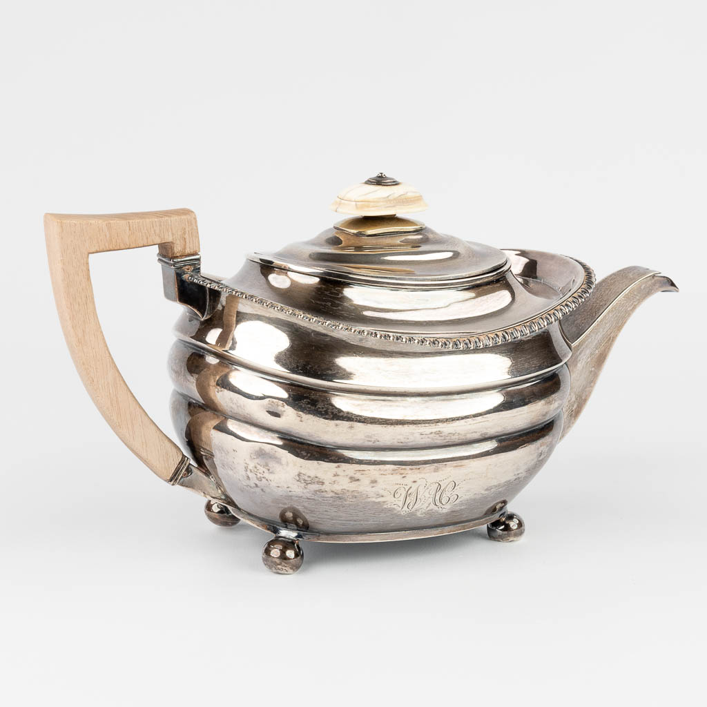 An English made silver teapot. (13,5 x 28 x 15cm) - Image 7 of 14